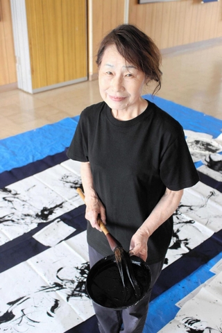 「ドラマチックでないと作品になり得ない」。創作の合間に笑顔を見せる池田安澄さん＝三木市志染町