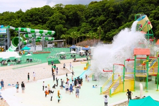 さまざまなアトラクションが魅力のプールエリア＝ネスタリゾート神戸