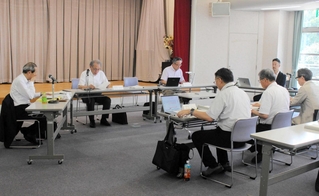 北播磨総合医療センターの経営状況などについて協議する委員ら＝三木市立教育センター