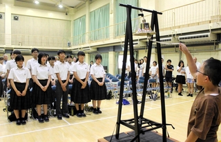 平和の鐘を鳴らす子どもら＝別所町公民館