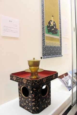 別所長治から雲龍寺住職に贈られたと伝わる金天目茶わん＝みき歴史資料館