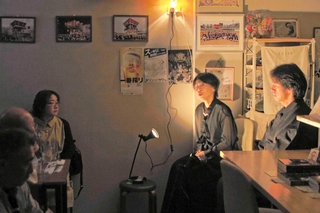指南役の宇津呂鹿太郎さん（右端）と並んで怪談を披露する早水瑞稀さん＝三木市本町３