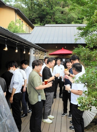 温浴施設の中庭で飲食を楽しめるビアガーデン＝三木市細川町垂穂