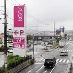 大型店舗が並ぶ県道正法寺三木停車場線＝三木市大村