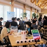 参加者らでにぎわう会場＝三木市志染町青山７