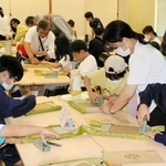 イグサの香りに包まれてミニ畳作りに挑戦する小中学生＝三木市吉川町吉安