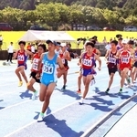 一斉にスタートした陸上男子共通３０００メートルの選手たち＝加古川市ＳＨＯＷＡグループ陸上競技場
