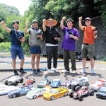 炎天下でも「ラジコン、楽しい」。愛車を前に笑顔を見せるメンバーら＝三木市吉川町大畑