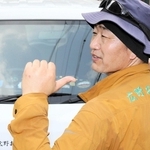 「広野お助隊」の文字を背に汗を流す北芝さん＝三木市志染町広野６