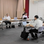 北播磨総合医療センターの経営状況などについて協議する委員ら＝三木市立教育センター