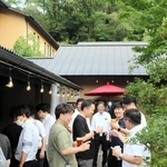 温浴施設の中庭で飲食を楽しめるビアガーデン＝三木市細川町垂穂