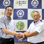 仲田一彦市長（左）にＷＣＢＣ優勝を報告する鈴木英之監督＝三木市役所