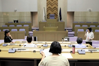 実際に市議会本会議場に入り、雰囲気や質問の順序を確かめる参加者ら＝三木市役所（撮影・大山伸一郎）