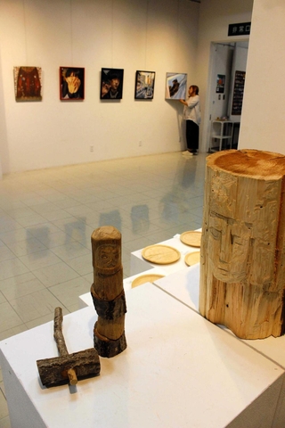 １０代の感性が光る作品が並ぶ＝三木市立堀光美術館