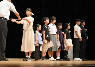 ポスターと標語、作文で優秀賞に輝き表彰される受賞者＝三木市文化会館