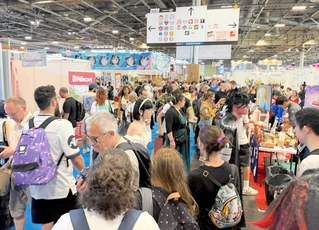 アニメのキャラクターに扮（ふん）した来場客らでにぎわう「ジャパンエキスポ・パリ」の会場＝７月、パリ（芦原強さん提供）
