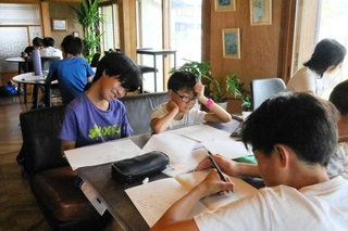 喫茶店で夏休みの宿題に取り組む子どもたち＝三木市吉川町鍛治屋