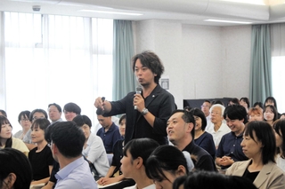 講師を務めた「教え方の学校」代表理事の渡辺道治さん＝三木市福井