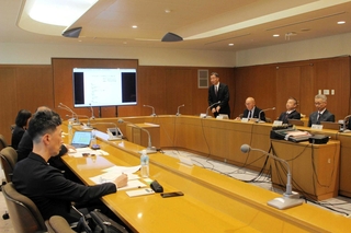 ４月に開かれた三木市財政健全化アドバイザー会議の初会合＝三木市役所
