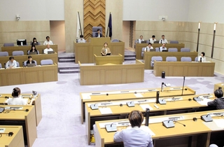 「１日議員」が地域課題について質問を重ねた女性議会＝三木市議会議場