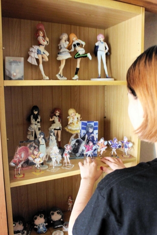 アリサの私物は少ないが、「かわいい」と買い集めたグッズはきちんと飾る＝埼玉県内