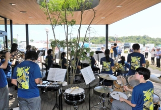 高速道路の利用者らに向けて演奏する三木高校吹奏楽部員＝三木サービスエリア上り線