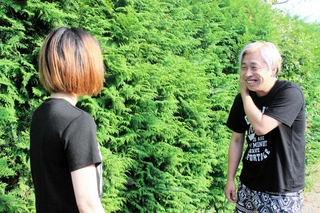 支援者の今井邦和（右）と談笑するアリサ＝埼玉県内