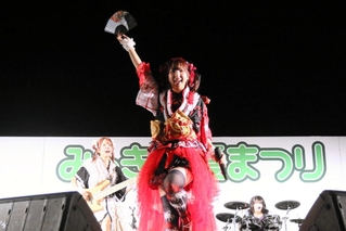 初めてのふるさと凱旋ライブで華やかに踊り歌う杏さん＝三木総合防災公園