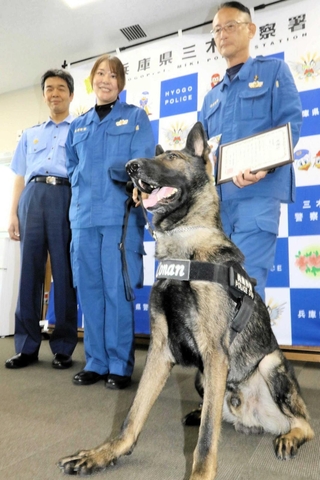 引き締まった表情で記念撮影に応じるコナン号＝三木署