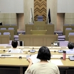 実際に市議会本会議場に入り、雰囲気や質問の順序を確かめる参加者ら＝三木市役所（撮影・大山伸一郎）