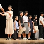 ポスターと標語、作文で優秀賞に輝き表彰される受賞者＝三木市文化会館