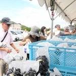 三木市の特産、大粒のブドウを買い求める客ら＝三木市福井
