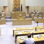 「１日議員」が地域課題について質問を重ねた女性議会＝三木市議会議場