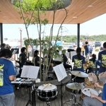 高速道路の利用者らに向けて演奏する三木高校吹奏楽部員＝三木サービスエリア上り線