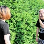 支援者の今井邦和（右）と談笑するアリサ＝埼玉県内
