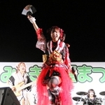 初めてのふるさと凱旋ライブで華やかに踊り歌う杏さん＝三木総合防災公園