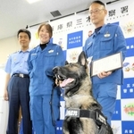 引き締まった表情で記念撮影に応じるコナン号＝三木署