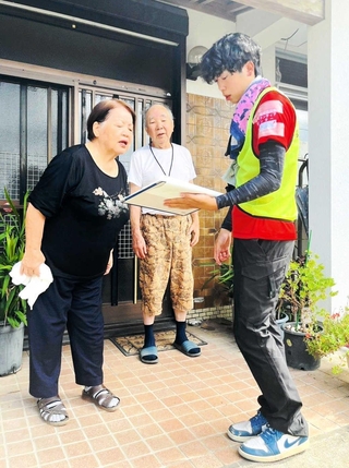 復興支援ボランティアで訪れた民家で被災者に話を聞く大東颯さん（右）＝熊本県宇城市（みきジュニア防災クラブ提供）