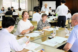 日ごろは関わることのない企業や事業所の話で盛り上がった交流会＝三木商工会館