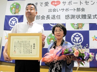 仲田一彦市長（左）から感謝状と花束を贈られた近藤キシ子さん＝三木市役所