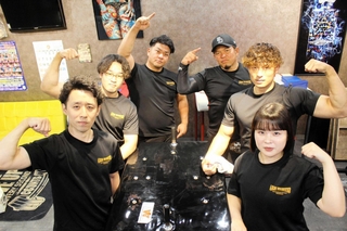 アームレスリングの世界選手権に出場する（手前左から）藤井大使さん、寺内颯さん、澤田和茂さん、戸川陽平さん、原川拓也さん、山本莉世さん＝三木市加佐