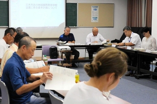 小中一貫校の開校に向けて今後の議論方法を確認する委員ら＝吉川町公民館