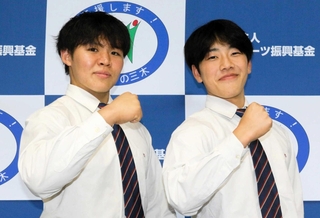 全国高校総体で活躍した三木東高３年の近藤灯竜さん（右）と細川円さん＝三木市役所