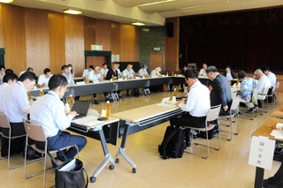神戸電鉄粟生線の２０２５年度の経常利益などが明らかになった活性化協議会の会合＝三木市中央公民館