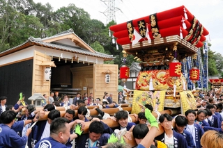 大村屋台の新たな拠点となる屋台蔵（左）。他地区の住民もお祝いに駆けつけ練り合わせを披露した＝三木市大村