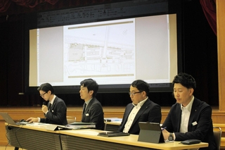 中央公民館などを集約する複合施設について説明する高松建設の担当者ら＝三木市中央公民館