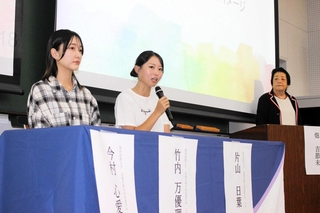 熊本地震の被災地での活動について話す竹内万優理さん（左端）と片山日葉さん（中央）＝関西国際大