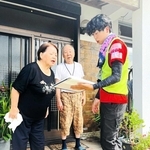 復興支援ボランティアで訪れた民家で被災者に話を聞く大東颯さん（右）＝熊本県宇城市（みきジュニア防災クラブ提供）