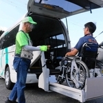 車椅子ごと乗車可能な車両を操作する送迎ボランティアの男性（左）。安全性の確認に余念がない＝三木市末広１