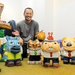 ユニークな彫刻作品と作者のくしげまちしょうごさん＝三木市立堀光美術館
